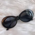 Detailaufnahme von retro schwarzen klobigen ovalen Sonnenbrillen, stylisches Vintage Accessoire. - Rund - ganz in Schwarz