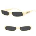 Nahaufnahme Detailansicht der Retro-Sonnenbrille mit Cremefarbenem Rahmen und dunklen Gläsern. - Cremeweiß Grau Gläser