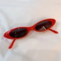 Trendige rote ovale Sonnenbrille für Damen, schmaler Retro Sonnenschutz für den Alltag. - Flache Form in Rot