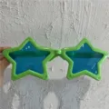 Oversized lustige Sternsonnenbrille mit grünem Rahmen und blauen Gläsern für Party und Selfie. - Riesiger Stern / Grün