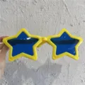 Grosse sternformige neuartige Sonnenbrille mit gelbem Rahmen und blauen Glasern fur Party Requisiten. - Riesiger Stern / Gelb