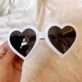 Weisse herzformige Sonnenbrille, retro Harajuku Mode Sonnenbrillen Detailansicht. - Kleines Herz in Weiß
