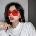 Nahaufnahme von übergroßen roten quadratischen Sonnenbrillen, stylisches Retro-Modell. - Wassermelonenrot