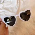 Weiße herzförmige Sonnenbrille Vintage Harajuku Stil Brille für Damen Party und Alltag. - Schräges Herz Weißer Rahmen