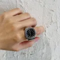 Vintage Edelstahl Ring Uhr mit schwarzem Zifferblatt Quarzuhrwerk, stilvoller Retro Fingerschmuck. - Schlichte quadratische Uhr in Silber mit schwarzem Zifferblatt