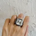 Silberfarbene quadratische Ringuhr fur Damen und Herren, Retro Y2K Stil Quarzuhr. - Vertikales Quadrat in Silber