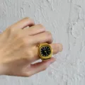 Goldene Vintage Kissen Zifferblatt Ring Uhr, stilvolle schwarze Fingeruhr Variante fuer den Alltag. - Schlichte quadratische Uhr in Gold mit schwarzem Zifferblatt