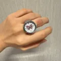 Retro Ringuhr mit rosa Schmetterlingszifferblatt und römischen Ziffern, süßes Y2K Accessoire - Silber - Rosa Schmetterling