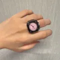 Einzigartige quadratische Ringuhr mit rosafarbenem Zifferblatt und Quarzwerk für Damen. - Vier Nieten Schwarz Rosa Zifferblatt