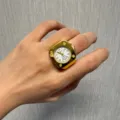Goldfarbene quadratische Ringuhr Quarz Vintage stilvoller Finger Schmuck Mode Damen Herren - Vier Nieten Gold Weiß Zifferblatt