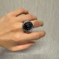 Silberfarbene Quarz Ringwatch mit schwarzem Strass Zifferblatt für Retro Y2K Stil - Schwarzes Zifferblatt mit 12 Diamanten