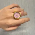 Vintage rosa Zifferblatt Quarz Ring Uhr für Damen und Herren, Retro Fingeruhr Schmuck Geschenk. - Römische Ziffern in Gold mit rosa Zifferblatt