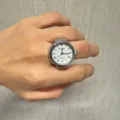 Klassische silberne Quarz Ring Uhr mit weißem Zifferblatt und römischen Ziffern für Mode. - Römische Ziffern in Silber mit weißem Zifferblatt