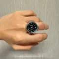 Retro silberne Quarz Fingerringuhr mit schwarzem Zifferblatt, vintage minimalistisches Accessoire. - Römische Ziffern in Silber mit schwarzem Zifferblatt