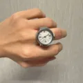 Vintage silberne Quarzuhr Ring Retro Y2K Stil Fingeruhr Schmuck fuer Damen und Herren - Vier Buchstaben - Silber