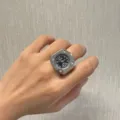 Vintage quadratische Ringuhr fur Damen und Herren, coole retro Fingeruhr Quarz Schmuck. - Vier Nieten Silber Schwarz Zifferblatt