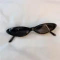 Schwarze Cat-Eye-Sonnenbrille Retro schmaler Rahmen stylische Sommer Sonnenbrille - Flache Form in Schwarz
