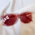 Rosa transparente Damen Sonnenbrille im Retro Stil, modische runde Brille mit getönten Gläsern. - Transparentes Magenta
