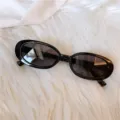 Modische Damen Retro schmale ovale Sonnenbrille in Schwarz mit UV Schutz fuer Sommer. - Abgerundeter Quadratrahmen - Schwarz