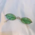 Vintage Ovale Sonnenbrille mit gruenen Glaesern und Metallrahmen fuer Streetwear. - Kleines Oval - Grün