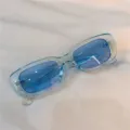 Retro kleine Sonnenbrille mit klarem hellblauen Gestell und blauen Gläsern für Damen. - Quadratische Jelly-Fassung in Blau