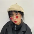 Chicke Retro kleine rote Herz Sonnenbrille für Damen, trendige Metallrahmen Sonnenbrille. - Mini-Herz - Goldener Rahmen & rote Gläser