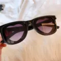 Schwarze übergroße Herz-Sonnenbrille modischer UV-Schutz trendige Eyewear Sommer - Quadratischer Rahmen mit Herz in Glanzschwarz