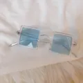 Chic transparente quadratische Sonnenbrille mit hellblauen Gläsern für modischen Look. - Quadrat transparentes Gestell blaue Gläser