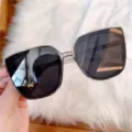 Trendige Vintage Retro Sonnenbrille mit klarem Gestell und dunklen Gläsern für Alltag. - Quadratischer Rahmen - Grau