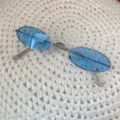 Nahaufnahme von Vintage Ovale Metall Sonnenbrille mit blauen Gläsern auf Strick Textur Hintergrund - Kleiner Ovaler Silberrahmen Blaue Linse