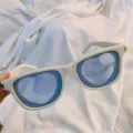 Schicke weiße dicke Sonnenbrille mit hellblauen Herzgläsern, modischer Trend-Augenschutz. - Quadratischer Rahmen Herz - Beige Blaue Gläser