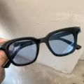 Schicke schwarze Sonnenbrille mit trendigen blauen Gläsern für Damen im coolen Streetstyle. - Kleine Quadratische Blaue Linse