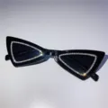 Schwarze Damen Sonnenbrille im Cateye-Stil mit funkelndem Strass-Besatz. Sommer Brille. - Vollbesetztes umgekehrtes Dreieck mit Strass