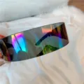 Futuristische Cyberpunk Schild Sonnenbrille Detailaufnahme mit bunten Reflexionsgl. - Mehrfarbig
