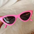 Rosa Katzenauge Sonnenbrille für Damen, Retro Mode Trendige Sonnenbrille für Streetstyle. - Dreieck Rosarot schwarze Gläser