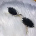 Schicke Strass-Sonnenbrille mit goldenem Metallrahmen und dunklen ovalen Gläsern für Damen. - Schwarze Gläser mit vollem Strassbesatz