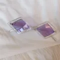 Modische lila Diamant-Sonnenbrille mit klarem Gestell, perfekt fur den coolen Vintage-Look. - Rautenförmiger transparenter Rahmen mit lila Gläsern