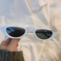 Weiße schmale Cat-Eye-Sonnenbrille mit Metallring, Retro Punk Stil Sonnenbrille für Damen - Metallring in Weiß