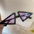 Schwarze Dreieck Sonnenbrille mit lila Gläsern, punk retro futuristische Brille für Damen. - Schräger dreieckiger schwarzer Rahmen mit lila Gläsern