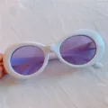 Modische weiße dicke ovale Sonnenbrille mit lila Gläsern für Streetstyle und Alltag. - Rundes Modell - Weißer Rahmen & violette Gläser