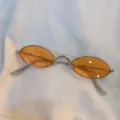 Vintage kleine ovale Metallsonnenbrille mit orangen Gläsern für Retro Streetstyle. - Kleines Oval Orange
