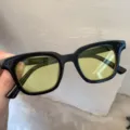 Schwarze Sonnenbrille mit gelben Gläsern, trendiges dickes Gestell mit Metallnieten Details. - Kleiner quadratischer Rahmen Gelbes Glas