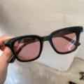 Modische Sonnenbrille mit schwarzem Gestell und rosa Gläsern, trendiges Design für Freizeit. - Kleines Quadrat - rote Gläser