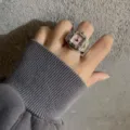 Modischer Retro Uhrenring im quadratischen Design, trendiges Quarz Fingerring Accessoire. - Rosa Zifferblatt mit Nieten - Eckige Uhr mit elastischem Ring