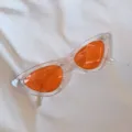 Retro Katzenaugen Sonnenbrille mit lebendigen orangefarbenen Gläsern und klarem Gestell. - Dreieck Transparenter Rahmen Rote Linse
