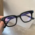 Klassische dicke schwarze Brillenfassungen fuer Damen und Herren, trendiges klares Design. - Kleine eckige Brille mit Blaulichtfilter und klaren Gläsern