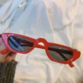 Rote Retro Katzenauge Sonnenbrille mit Metallring Details, stylische schmale Fassung Damen. - Metallring in Rot