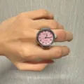 Modische Vintage Ringuhr mit rosafarbenem Zifferblatt und römischen Ziffern, stilvoll. - Römische Ziffern in Silber mit rosa Zifferblatt