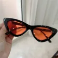 Vintage Katzenauge Sonnenbrille mit schwarzem Gestell und roten Gläsern für Damenstil. - Schwarzer Rahmen Rote Gläser