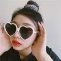 Retro Sonnenbrille mit Herzform und weißem Gestell, große süße Brille für Damen Mode. - Gebrochenes Weiß